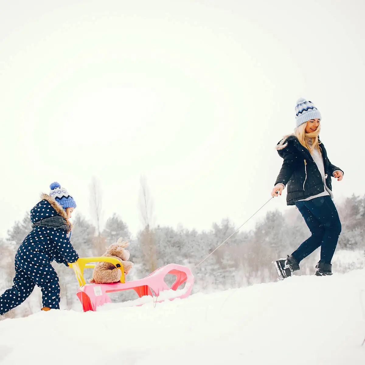 Rodzinna zabawa zimowa w górach