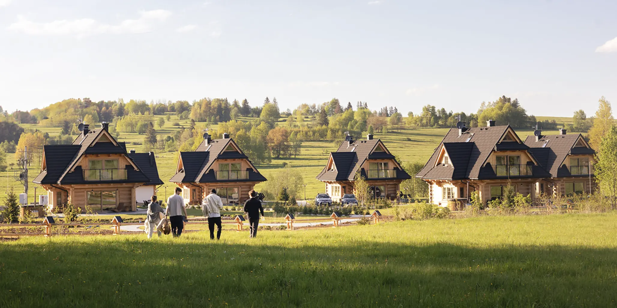 Drewniane domki z bali Jagodowej Osady w górskim otoczeniu